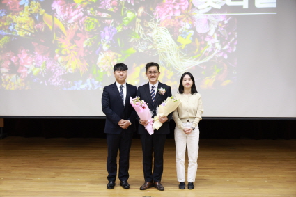 3일 임상준 한국환경공단 이사장가운데이 공단 직원대표와 이사장 취임식 후 기념사진을 찍고 있다